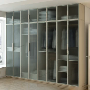 Модерен минималистичен гардероб с дъга стъклени врати, светъл луксозен шкаф от масив дърво с един като отгоре, уютна спалня, скандинавска страна h