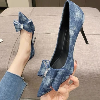 Дамски обувки-лодка на висок ток, изработени от деним, Есен 2023, Елегантни сини модела обувки с папийонка и кристали, дамски официални обувки на тънък ток, с остри пръсти