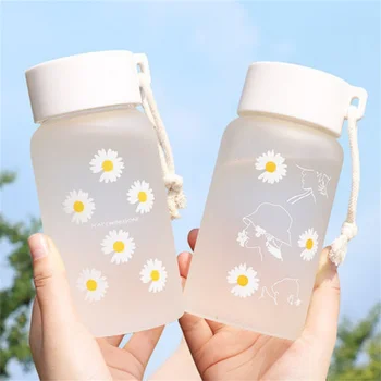 Малка бутилка за вода с маргаритками в японски стил, 550 мл, голям капацитет, прозрачно/матова бутилка от сърце за сладко момиче с въже за носене