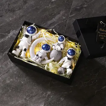 Модерна минималистичная подарък кутия, Малки бижута с изображение на астронавти, Подаръци за рожден ден астронавти за деца, Маса за подаръци, Откриване на детската градина