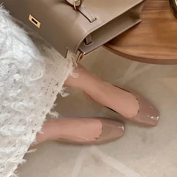 Нови Модни дамски обувки на плоска подметка от лакирана естествена кожа, обикновен сандали с мека подметка, скъпа дамски обувки с каишка отзад на лятото