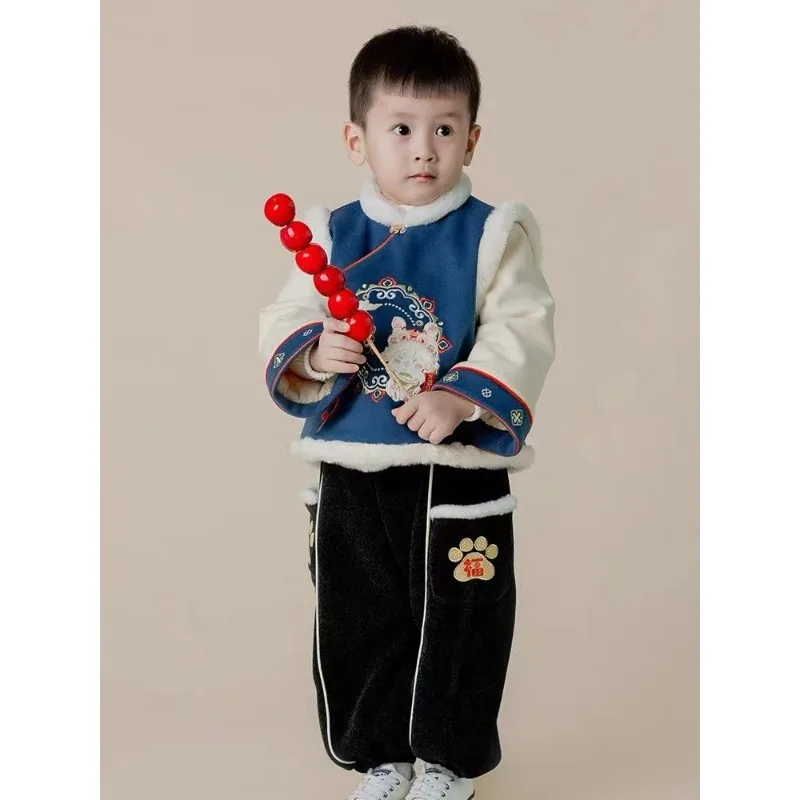Зимна Традиционни китайски костюми 2023 Година с бродерия на Синия Заек с Дебела кожа яка в стил Тан За момчета, Детска Коледна облекло, подарък за Рожден Ден