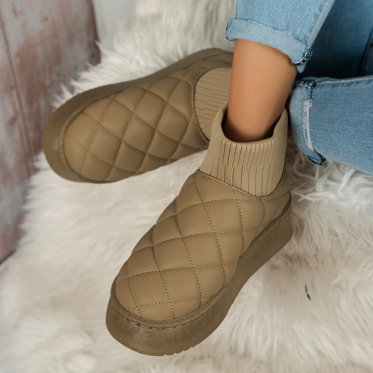 Зимните ботуши, дамски кадифе изолирана Нови зимни модни топли памучни обувки без обков с къс ръкав, Зимни обувки