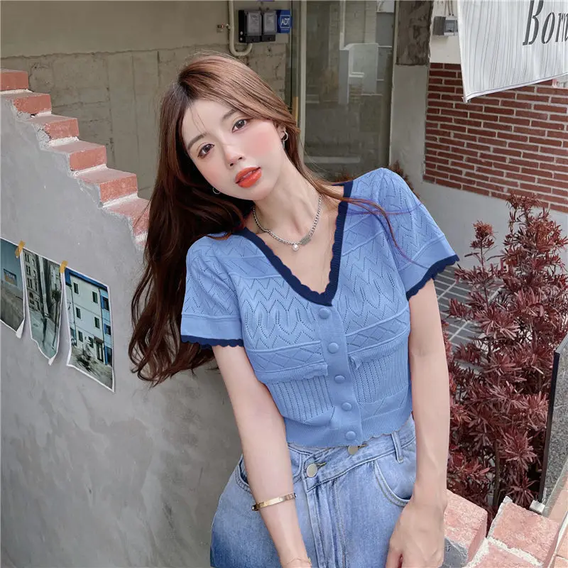 Лято 2023, нова корейска версия на тениски с къс ръкав, женски темперамент и тънък пуловер с v-образно деколте в бял цвят