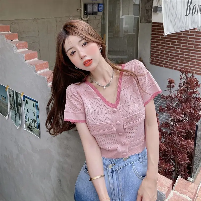 Лято 2023, нова корейска версия на тениски с къс ръкав, женски темперамент и тънък пуловер с v-образно деколте в бял цвят