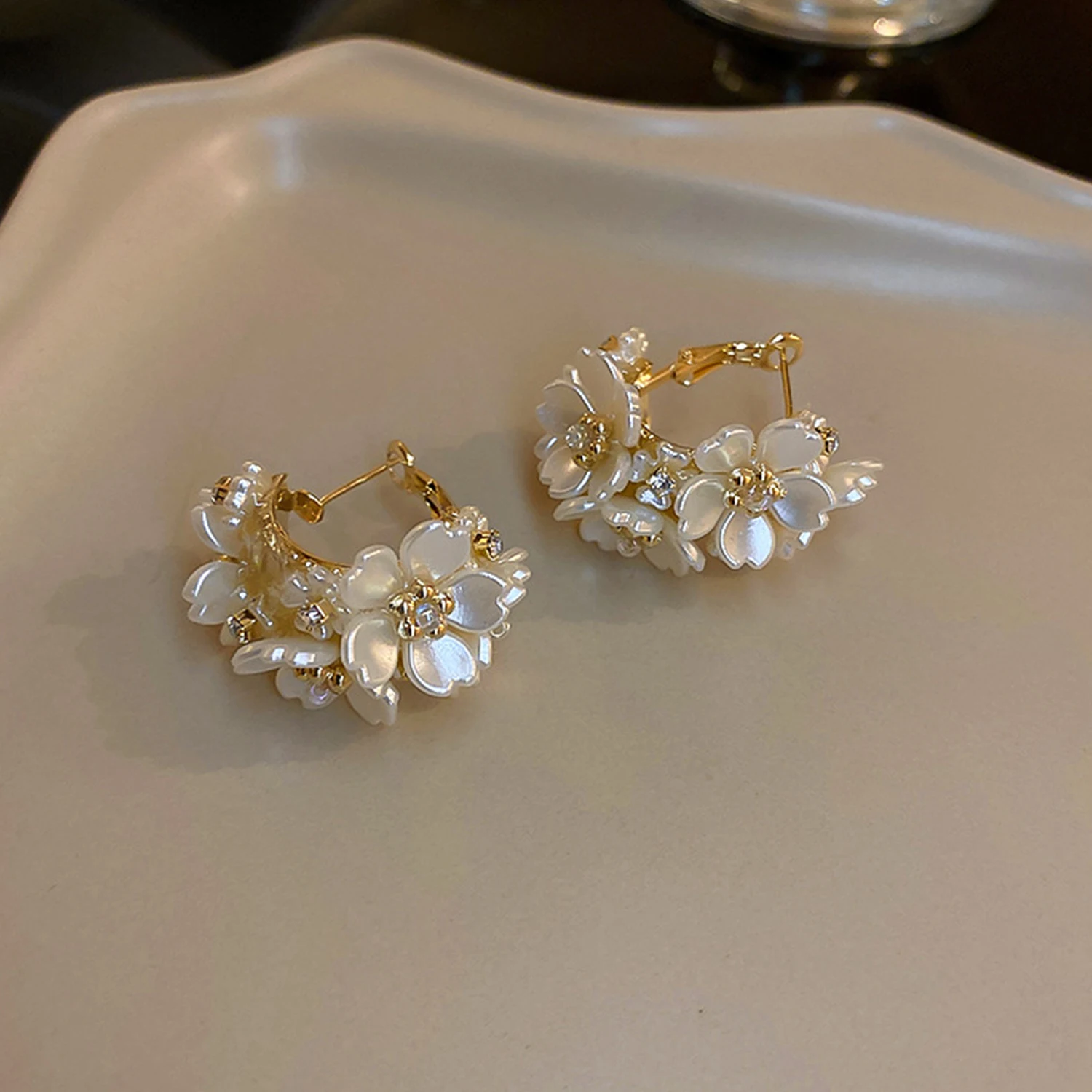 Обеци с бяло цвете за жени, леки луксозни обеци с имитация на перли от планински кристал, Мед метални обеци, Вечерни сватбени декорации за уши