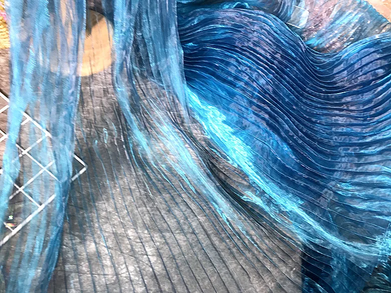 Тъмно син градиент цветна илюзия, лазерна органна гънка, плиссированная плат, оригинални прозрачни модерни дизайнерски нагънат плат